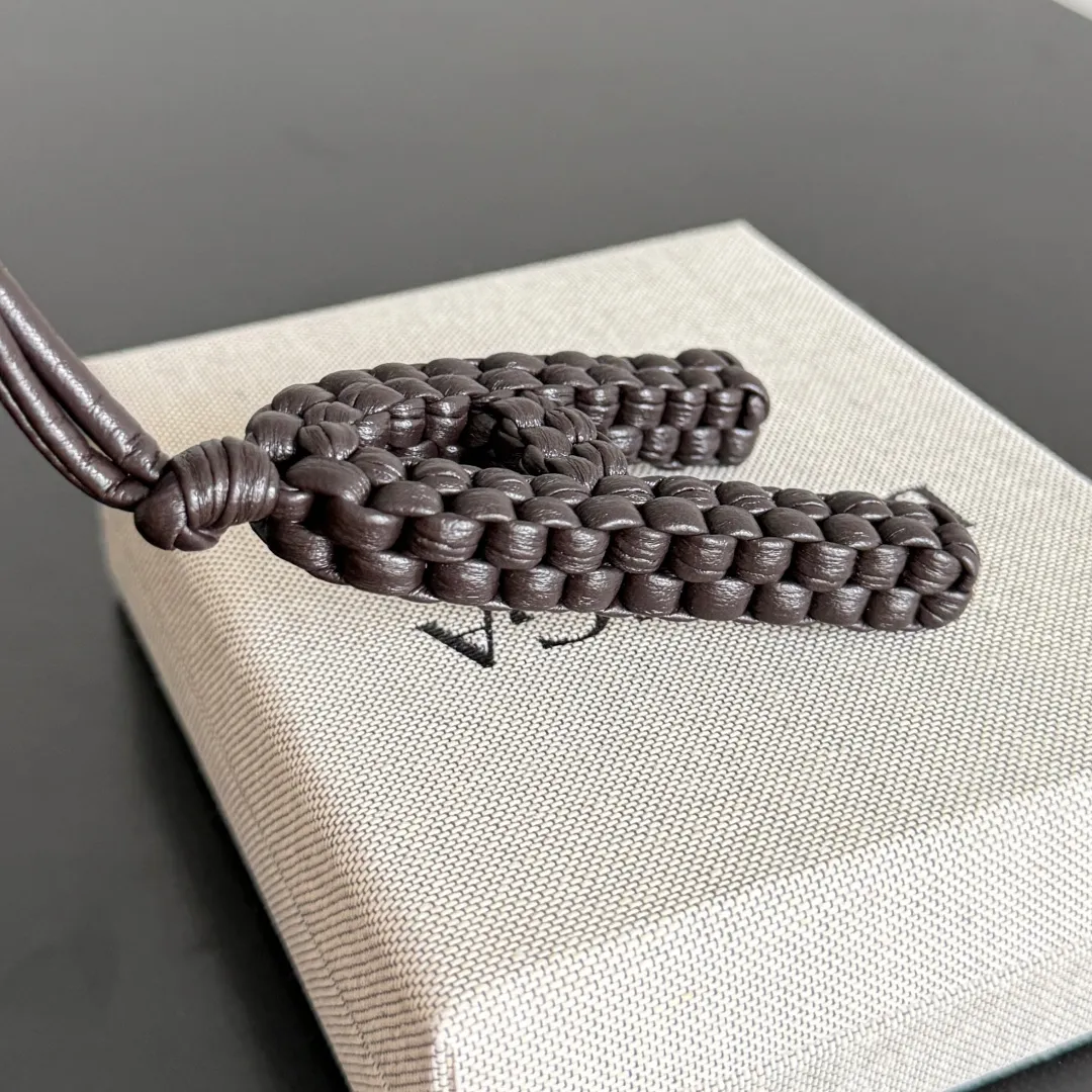 Batch 420 Let’s see what new cute little thing BV has released~ It’s this letter pendant, which is different from the puppy pendant. The weaving of this letter is more three-dimensional, and the material is very solid, and it is not easy to deform even if it is folded. Style number: A